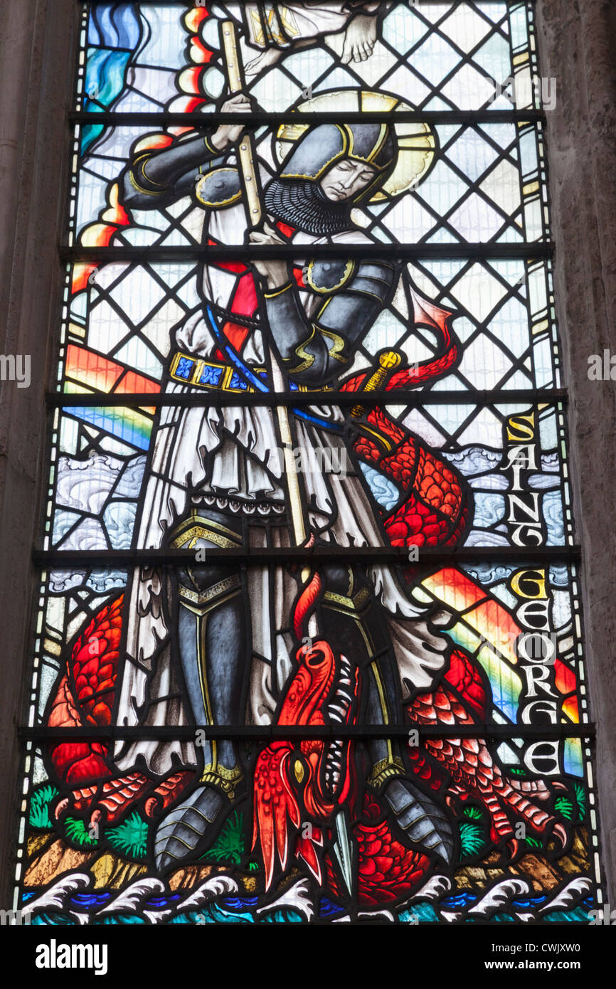 Inghilterra, Londra, Città, St Olave Hart Street Chiesa, Vetrata raffigurante San Giorgio e il Drago Foto Stock
