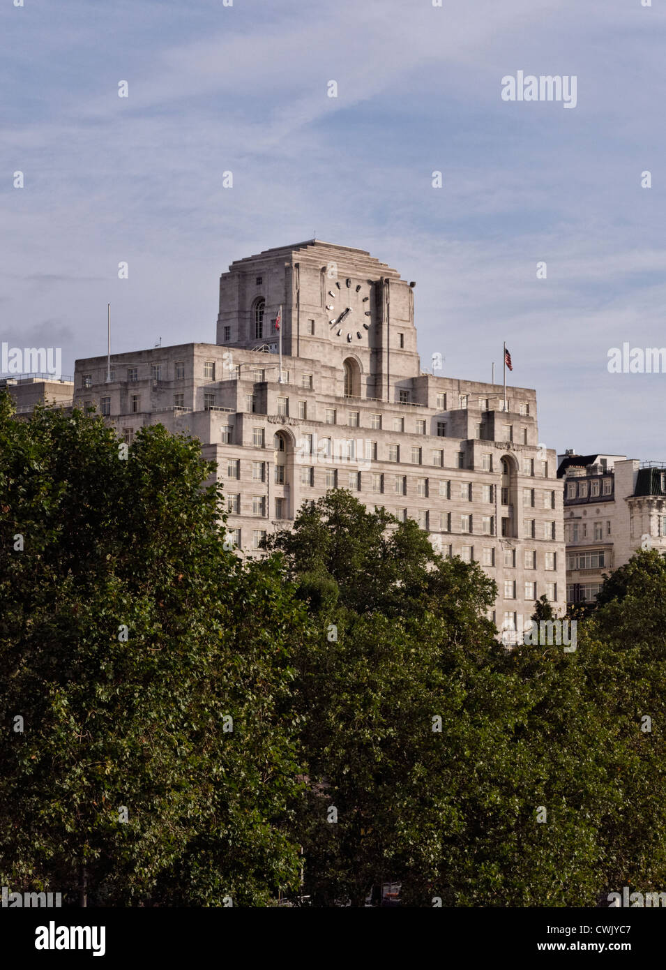 Shell Mex House, a 80 Strand, Londra, un caratteristico edificio Art Deco con uno di Londra orologi più grande Foto Stock