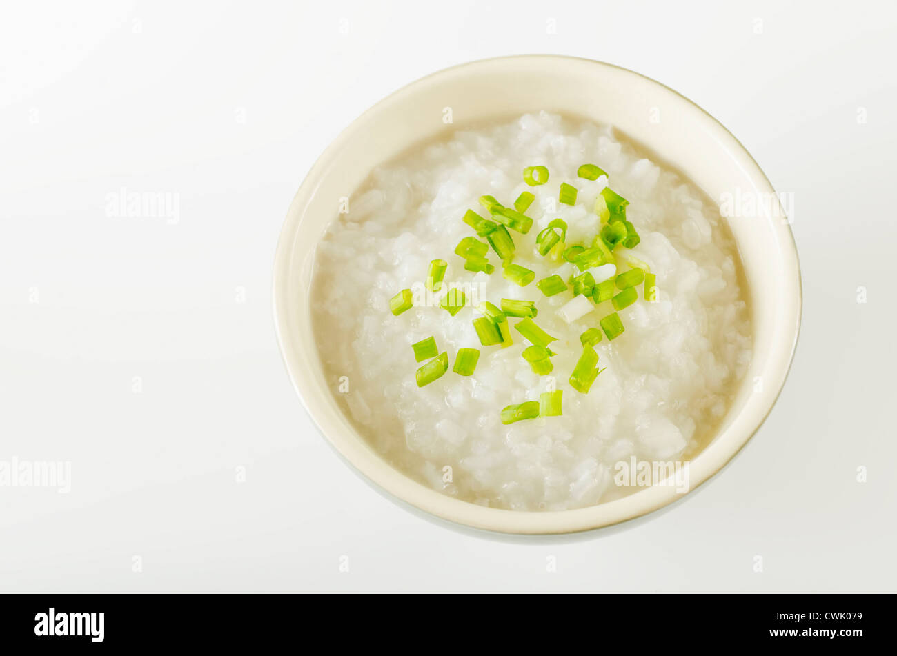 Alimenti per bambini composto da farinata di riso e cipolla a molla Foto Stock