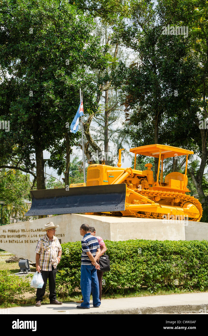 Bulldozer utilizzato presso il rivoluzionario Monumento a la Toma del Tren Blindado (Treno Blindato monumento), Santa Clara, Cuba. Foto Stock