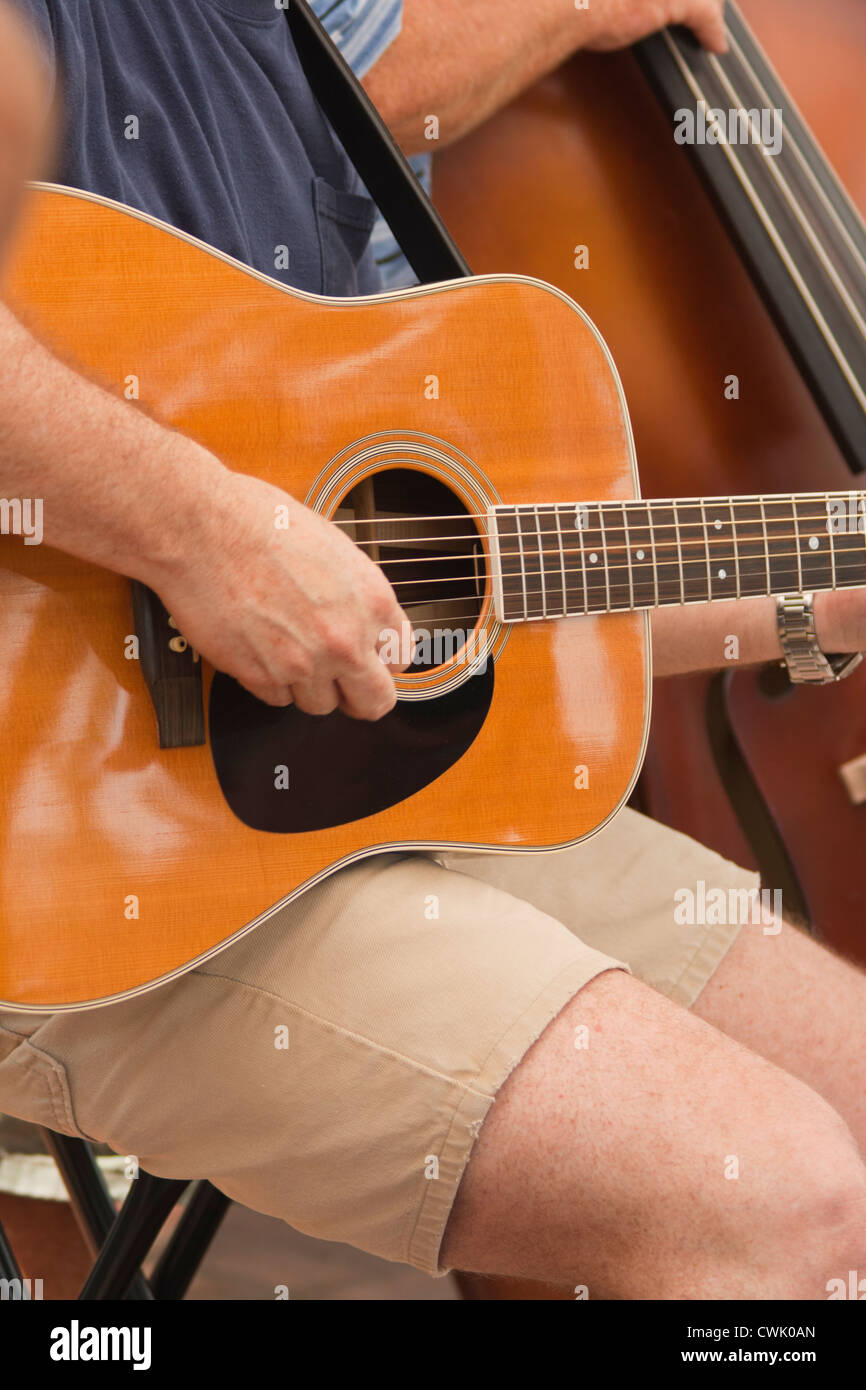 Dita strem le corde di una chitarra a Appalachian inceppamento in Dahlonega Georgia USA Foto Stock