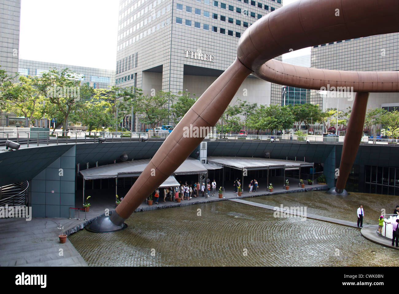 Persone sotto struttura gigante della Fontana della Ricchezza in Singapore. Questo è un enorme fontane nel mezzo di Suntec city. Foto Stock