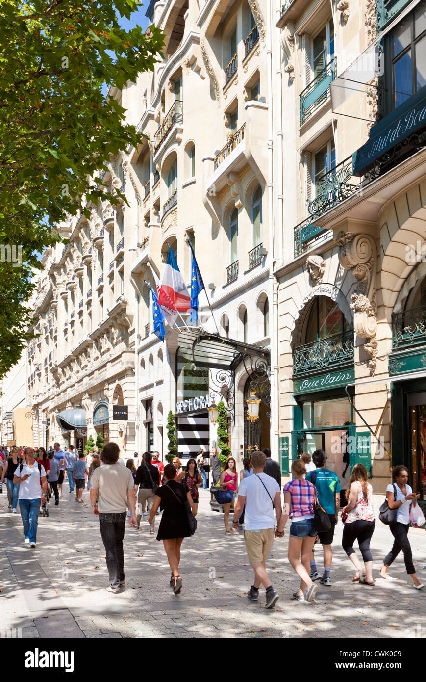 People shopping sulla strada famosa Avenue des Champs Elysees Parigi Francia EU Europe Foto Stock