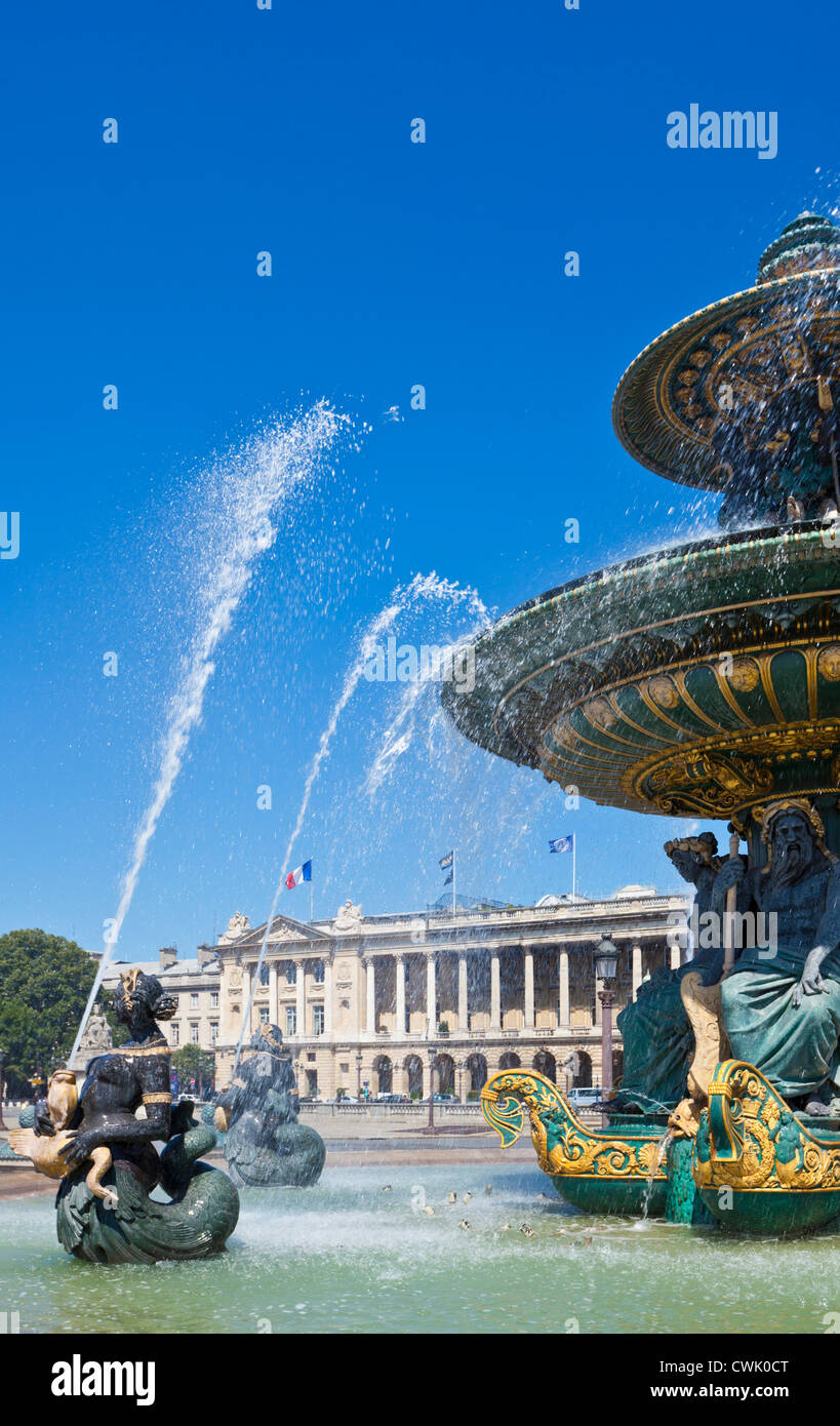 Fontane in Place de la Concorde alla fine di Avenue des Champs Elysees Parigi Francia EU Europe Foto Stock