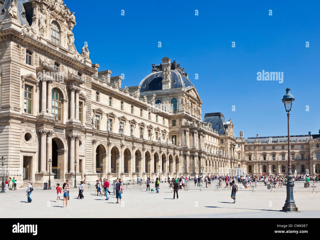 I visitatori al di fuori del Louvre galleria d'arte e museo Parigi Francia EU Europe Foto Stock