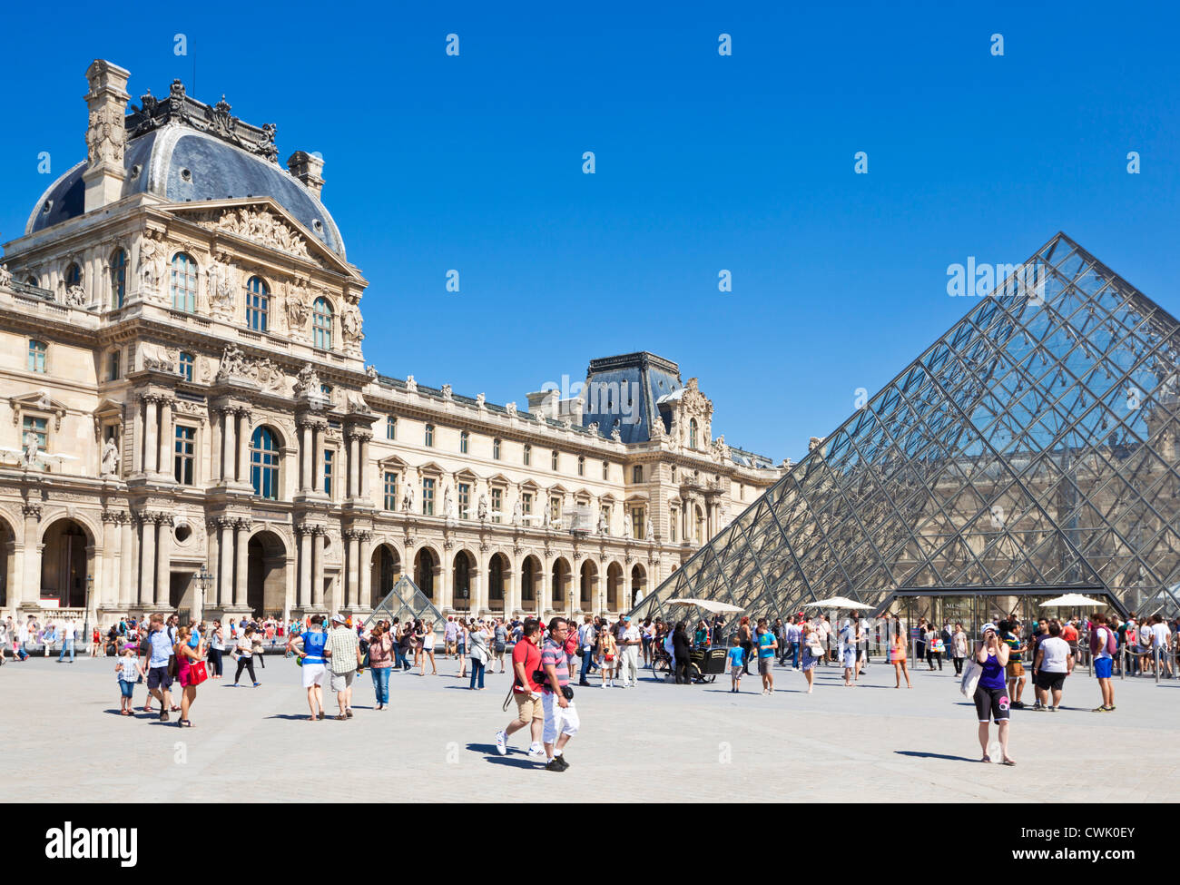 I visitatori al di fuori del Louvre galleria d'arte e museo Parigi Francia EU Europe Foto Stock
