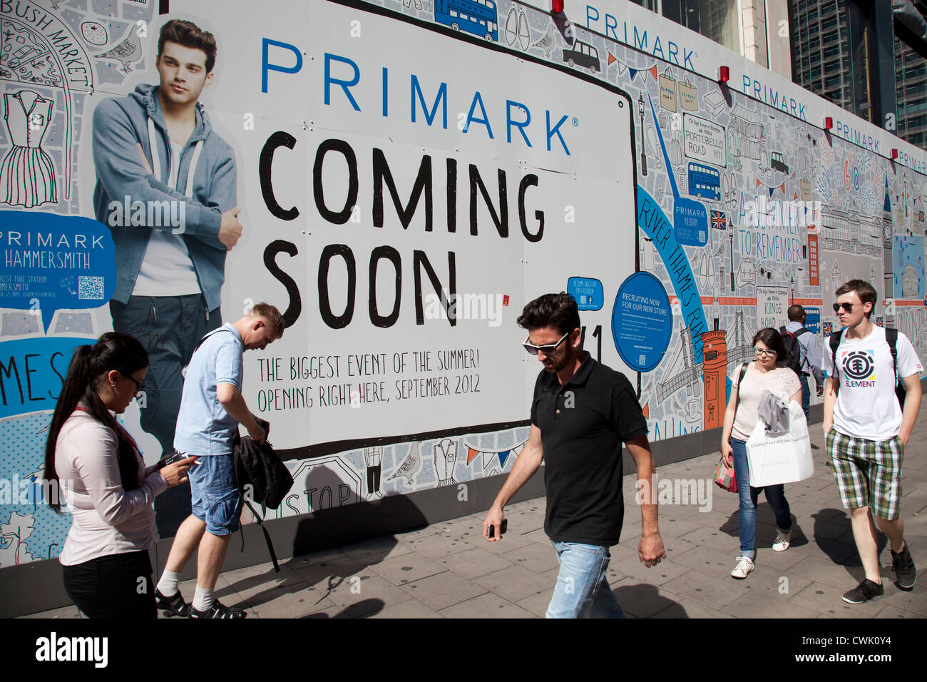 Presto in arrivo il nuovo Primark retail negozio di abbigliamento su Oxfords Street a Londra, Regno Unito. Foto Stock