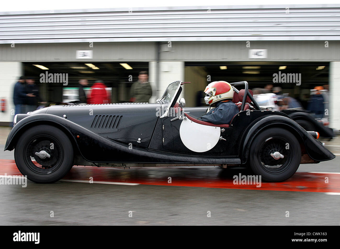 Morgan racer sul vecchio pit lane a Silverstone. Foto Stock