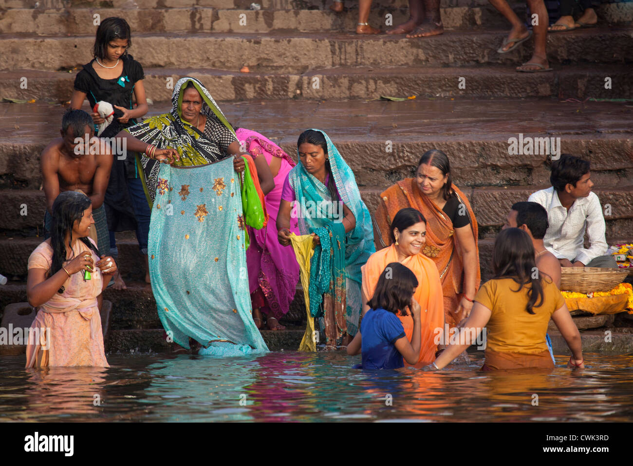 Le donne indiane di balneazione in acque inquinate del fiume Gange a Varanasi, Uttar Pradesh, India Foto Stock