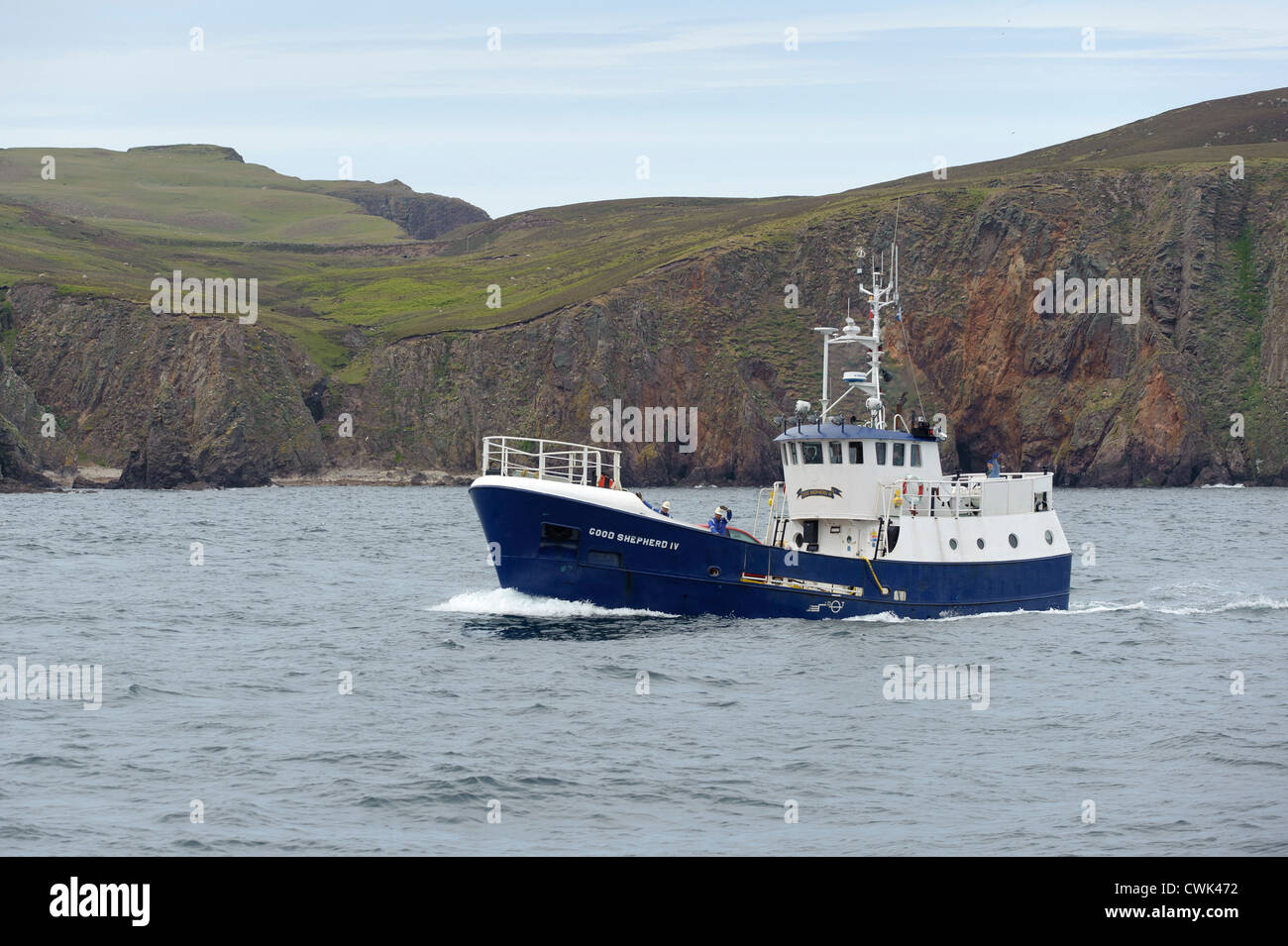 Barca posta Buon Pastore IV avvicinando North Haven on Fair Isle nelle isole Shetland. Giugno 2012. Foto Stock