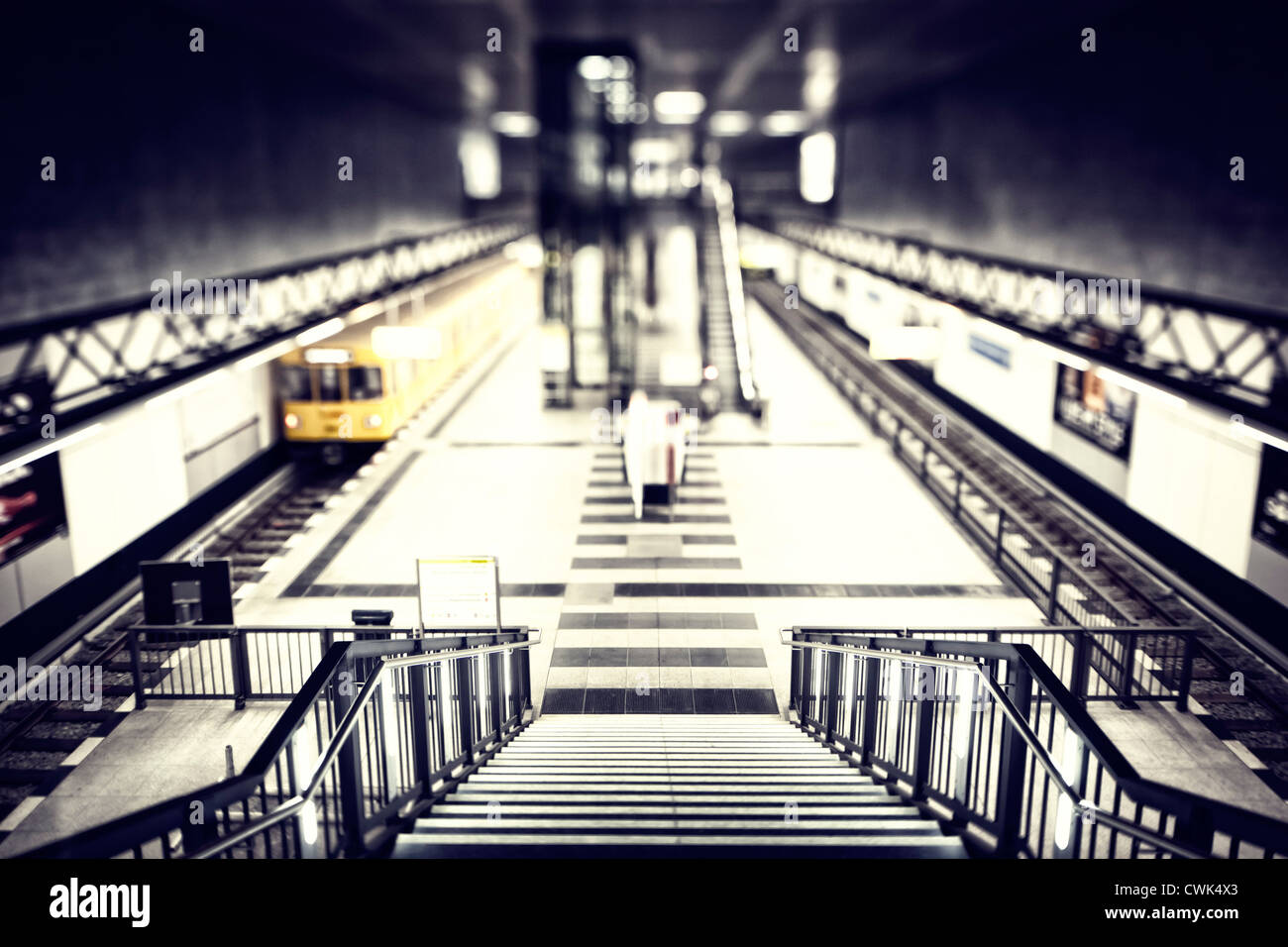 La metropolitana di Berlino in effetto di inclinazione Foto Stock