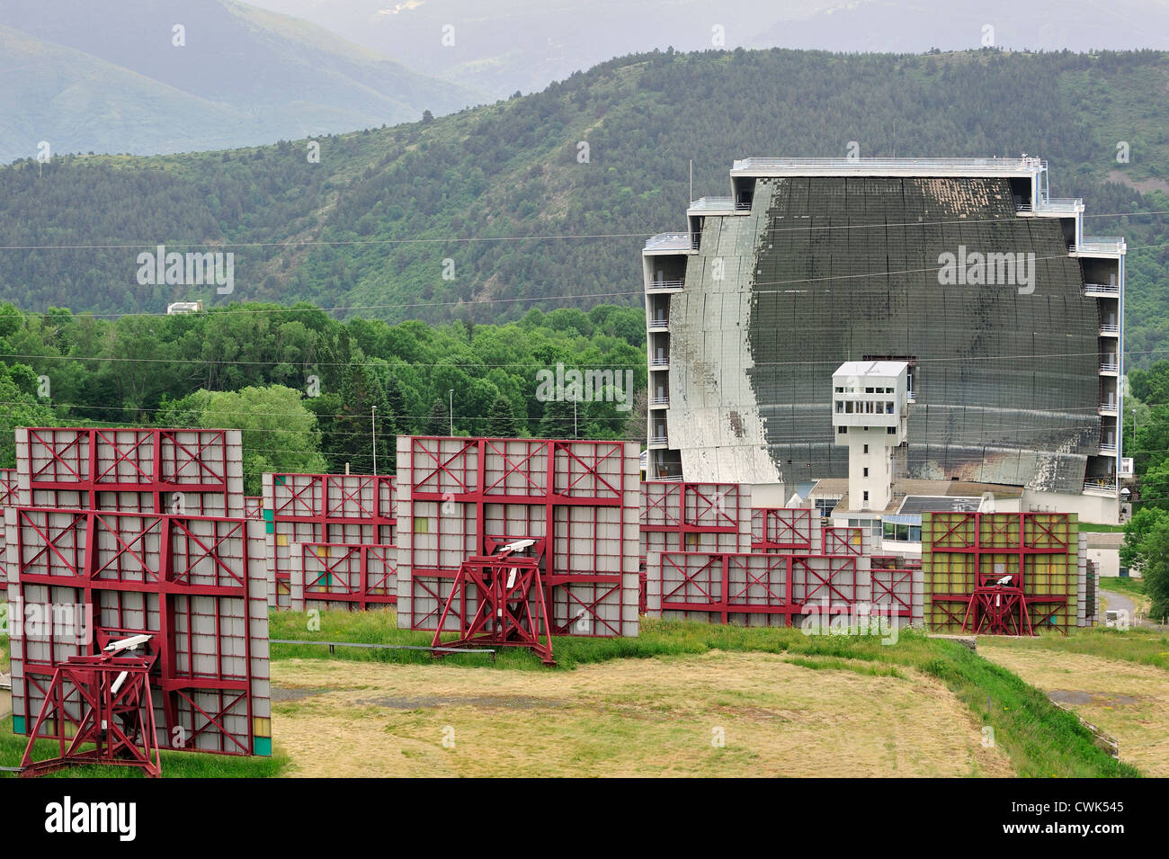 Il forno solare / quattro solaire d'Odeillo a Odeillo nei Pirenei orientali, Pirenei, Francia Foto Stock