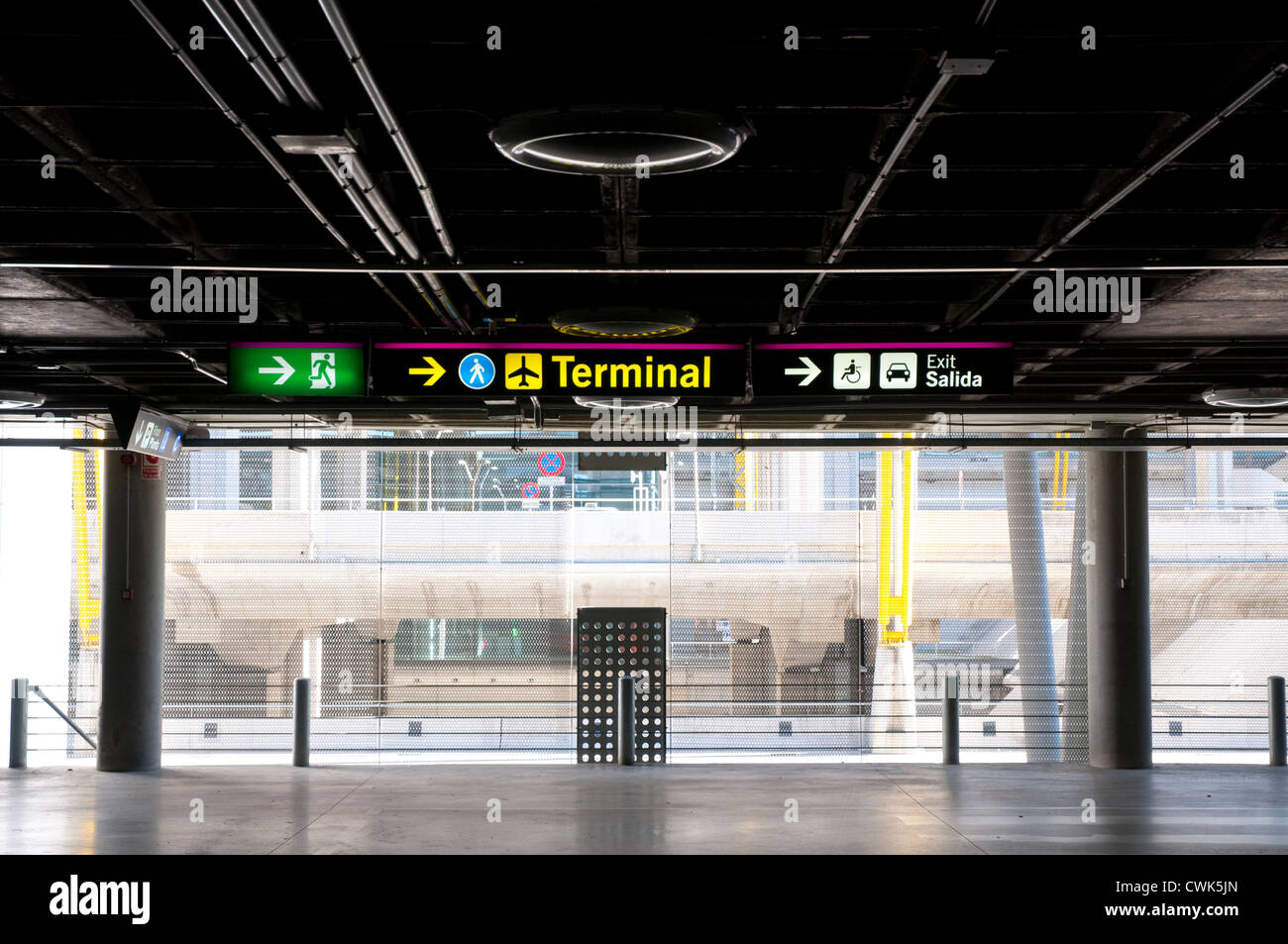 Insegne al neon presso il parcheggio auto, il terminale T-4. L' aeroporto di Barajas, Madrid, Spagna. Foto Stock