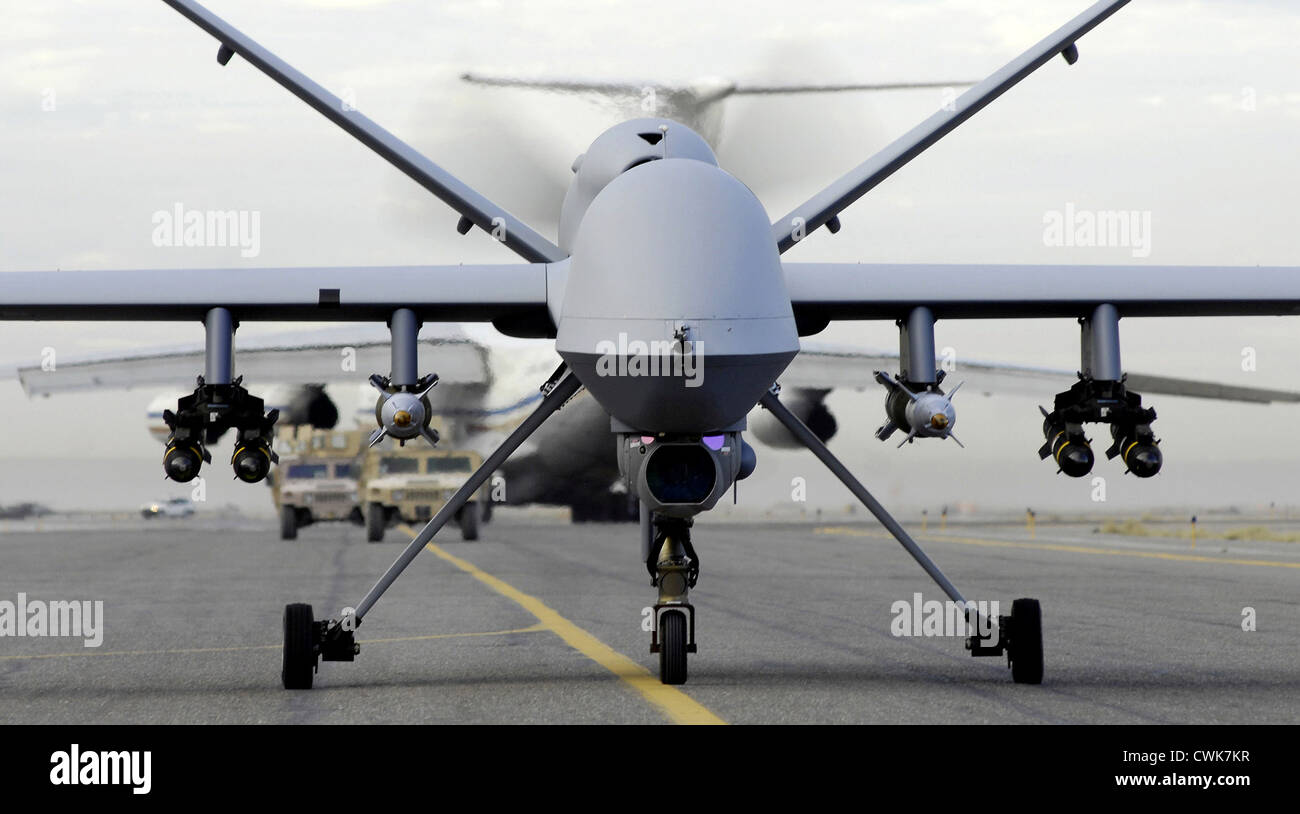 US Air Force MQ-9A Reaper taxi in preparazione per una missione Novembre 4, 2007 in Afghanistan. Il MQ-9la missione primaria è un cacciatore-killer contro i nuovi bersagli per raggiungere joint force commander obiettivi. Foto Stock