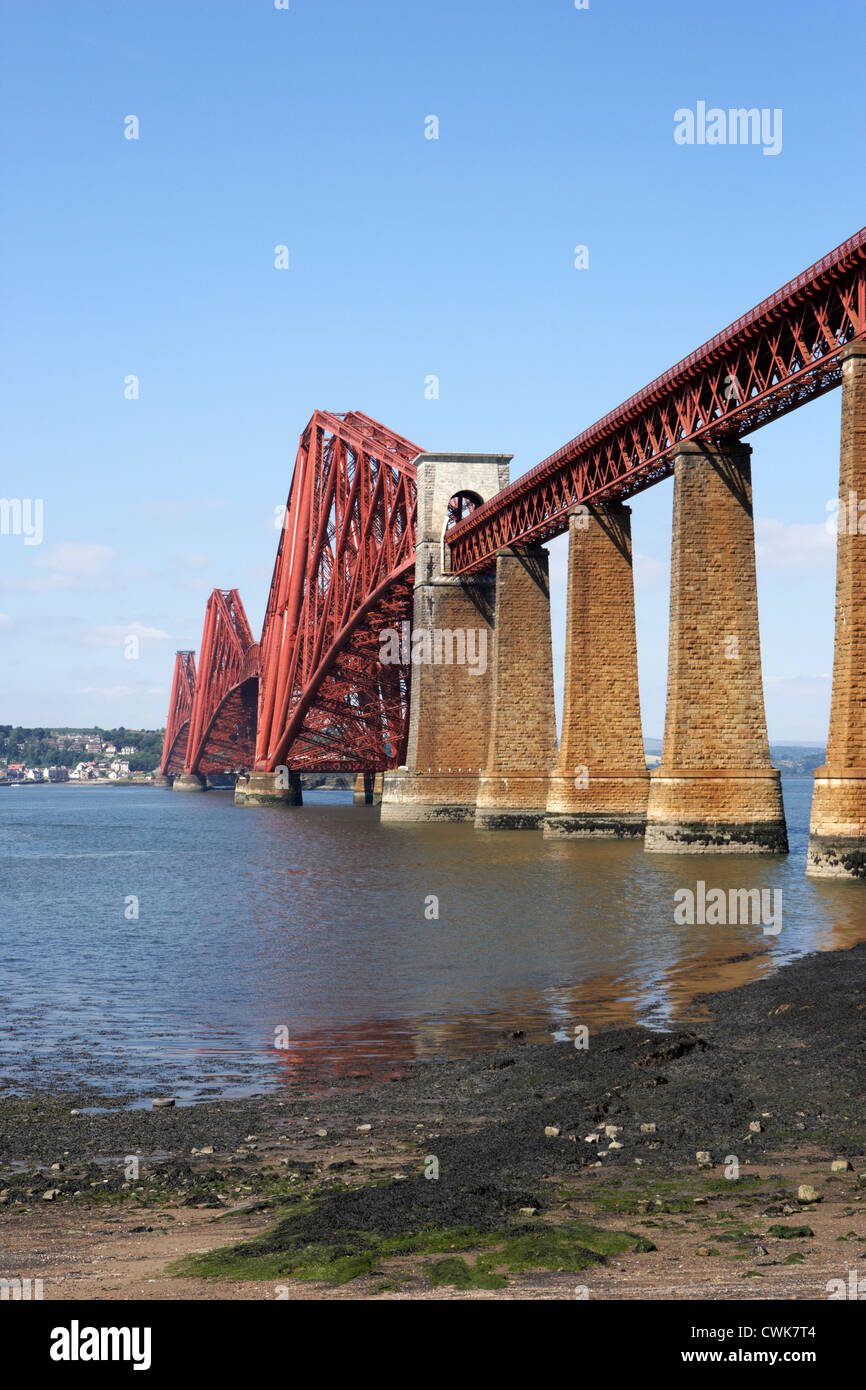 Via ponte ferroviario a sbalzo a ponte al di sopra della prima del via scozia uk Regno Unito visto da south queensferry Foto Stock