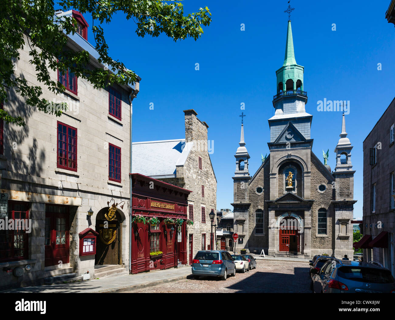 Visualizza in basso Bonsecours Street a Notre-Dame-de Bon-Secours Cappella con Auberge Pierre du Calvet a sinistra, Vieux Montreal, Canada Foto Stock