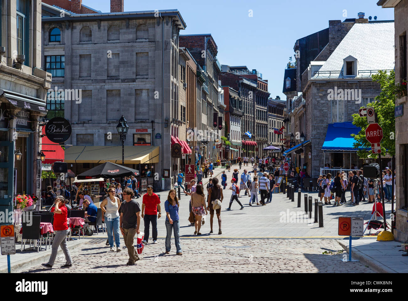 Bar, caffè, ristoranti e negozi lungo la Rue St Paul, Vieux Montréal, Montreal, Quebec, Canada Foto Stock