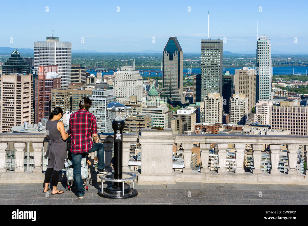 Vista della città dalla Kondiaronk scenic lookout a Chalet du Mont Real, Parc du Mont Royal (Mount Royal Park), Montreal, Canada Foto Stock