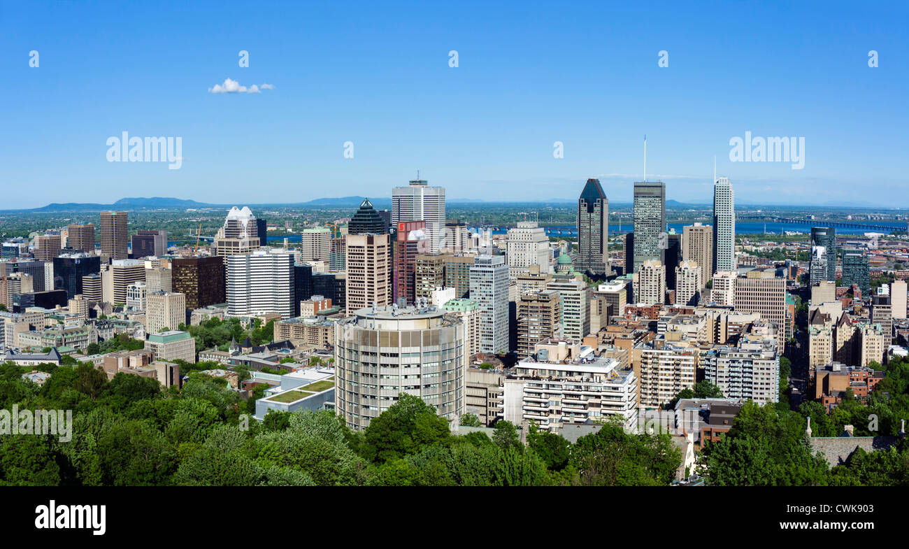 Vista della città dalla Kondiaronk scenic lookout a Chalet du Mont Real, Parc du Mont Royal (Mount Royal Park), Montreal, QC, Canada Foto Stock