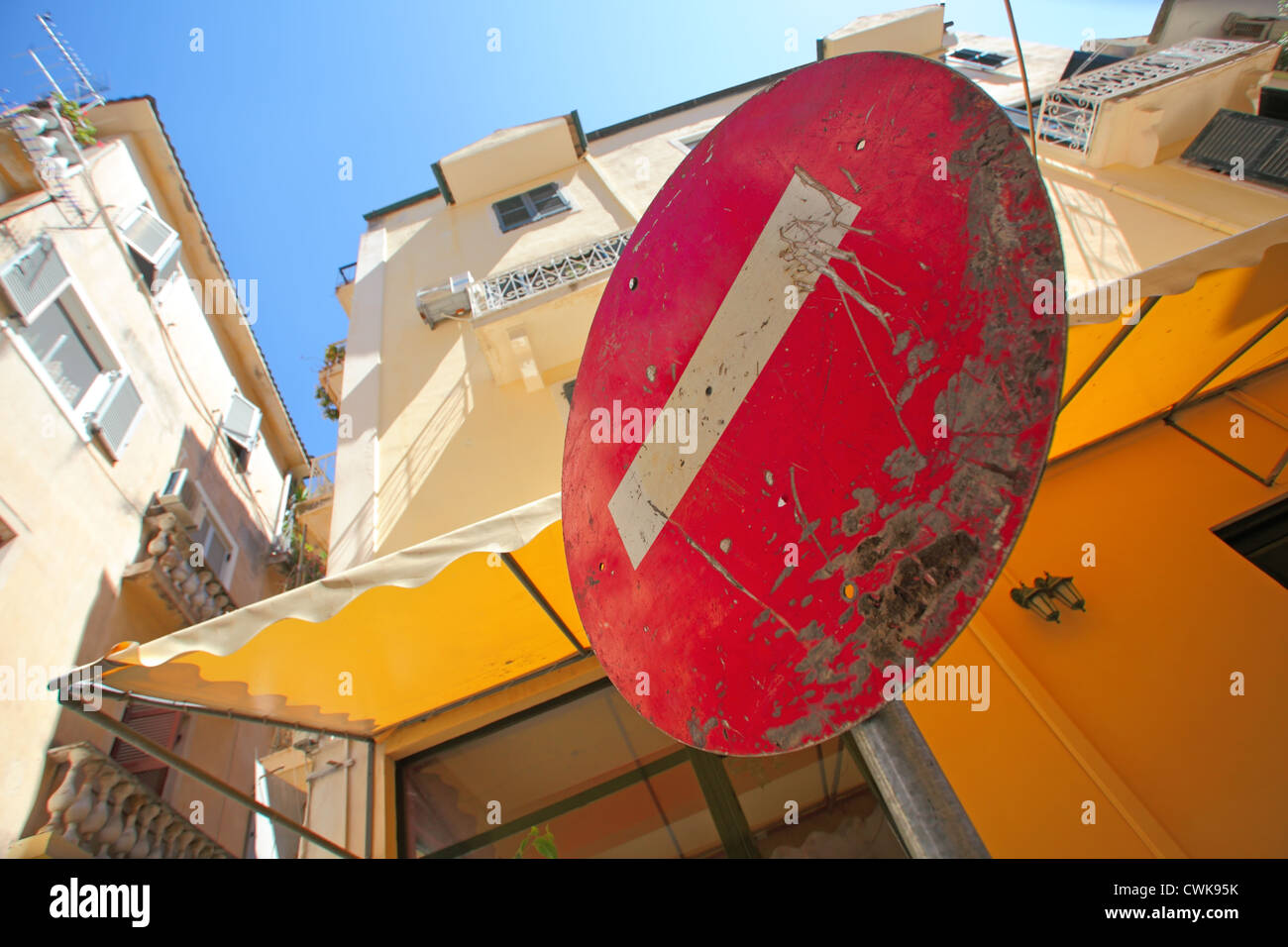 Nessuna voce (Non immettere) cartello stradale. Basso angolo di visione. Corfu town, l'isola di Corfù, Grecia. Foto Stock