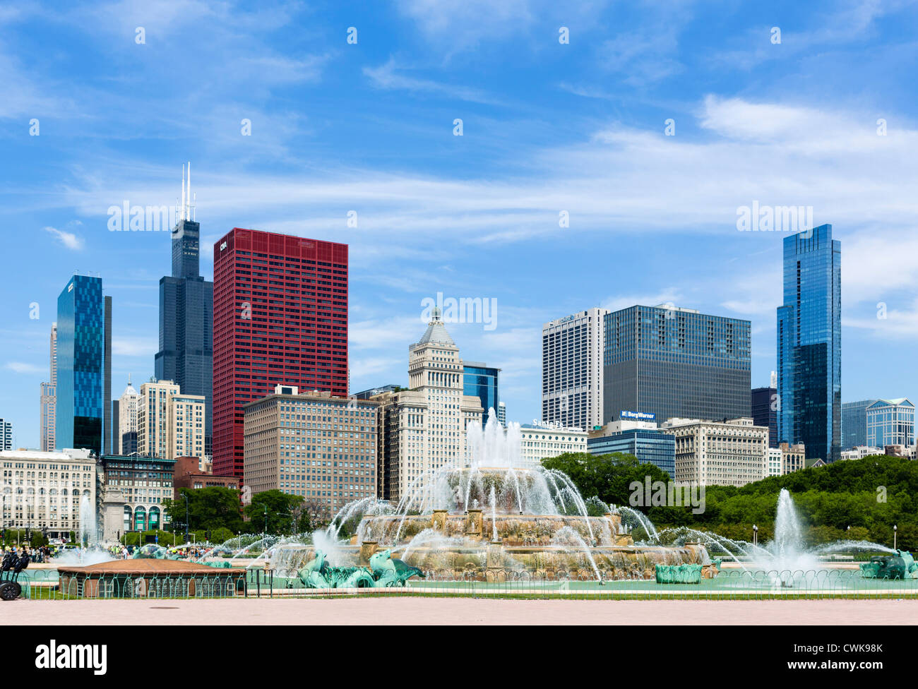 Il Buckingham Fountain davanti al centro dello skyline della città, Grant Park, Chicago, Illinois, Stati Uniti d'America Foto Stock