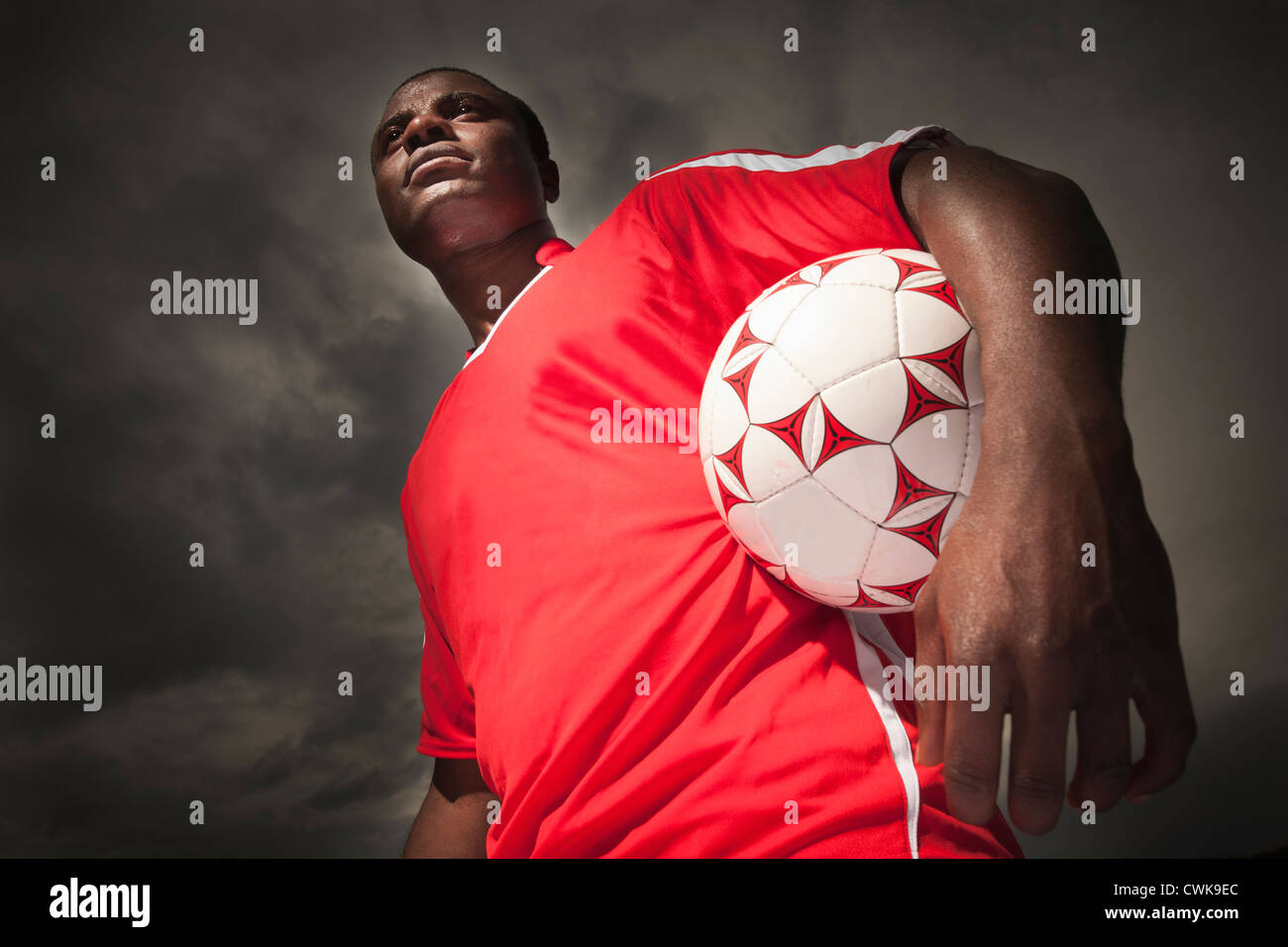 Calcio nero giocatore in possesso palla Foto Stock