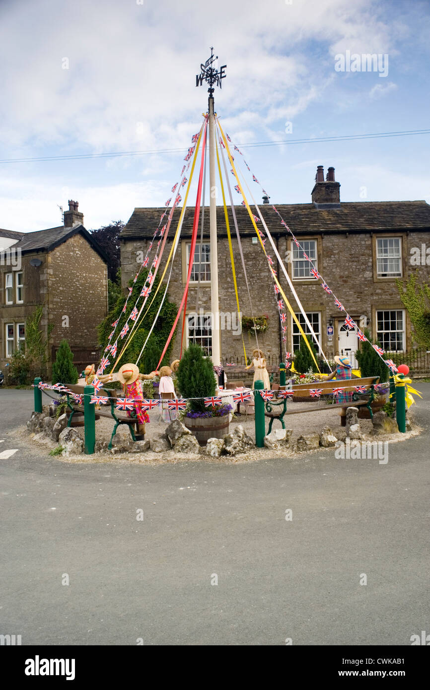 Scarecrows a kettlewell festival raffigurante un tradizionale maypole e ballo Foto Stock