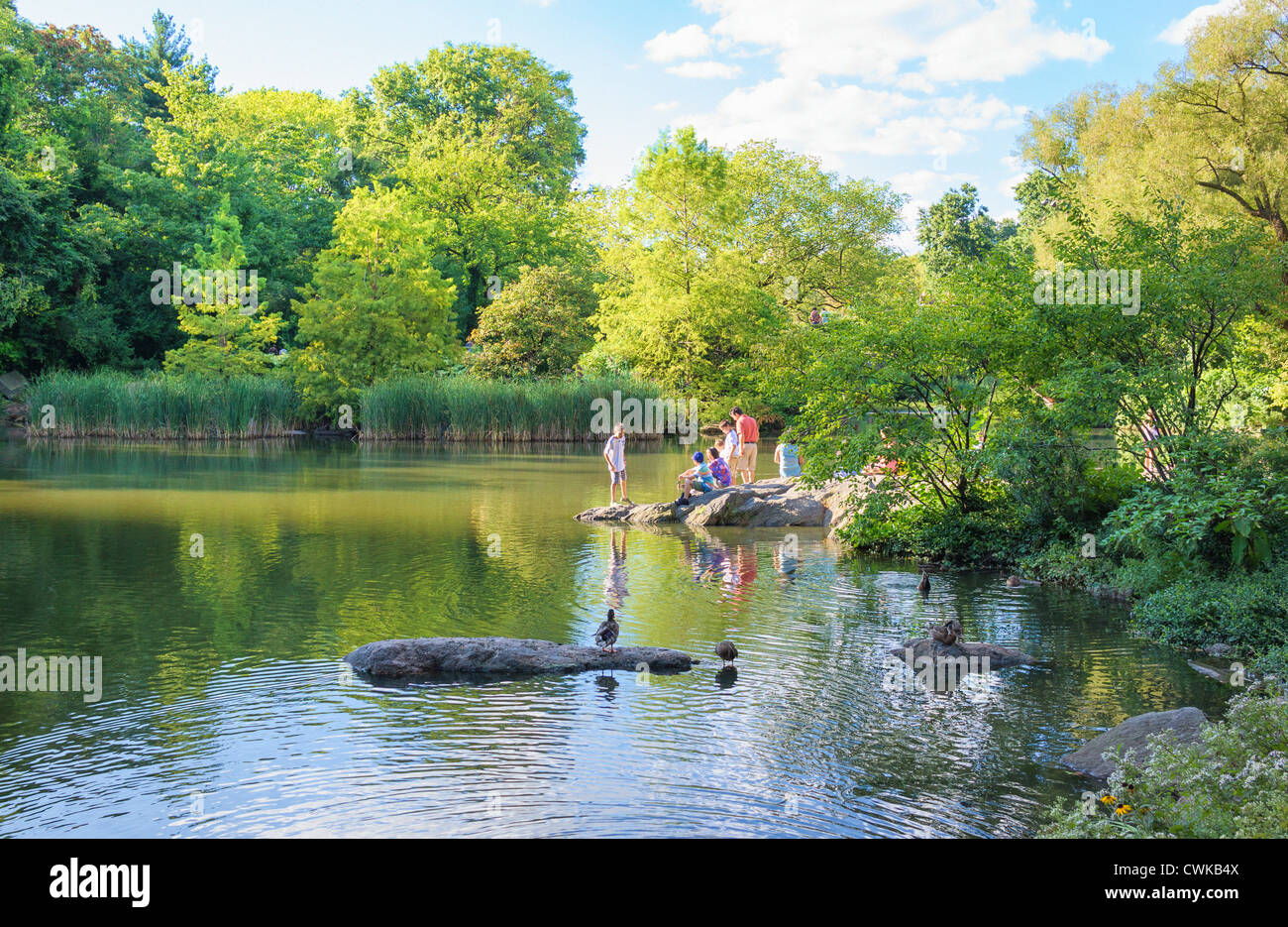 Una famiglia asiatica godendo una giornata fuori a Central Park di New York City Foto Stock