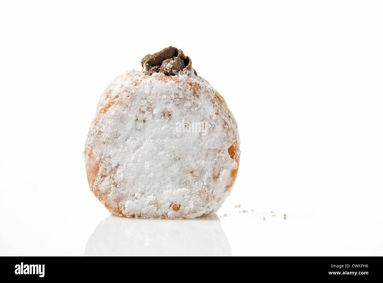 Un temptingly delizioso pezzo di fragola-riempito ciambella Foto Stock