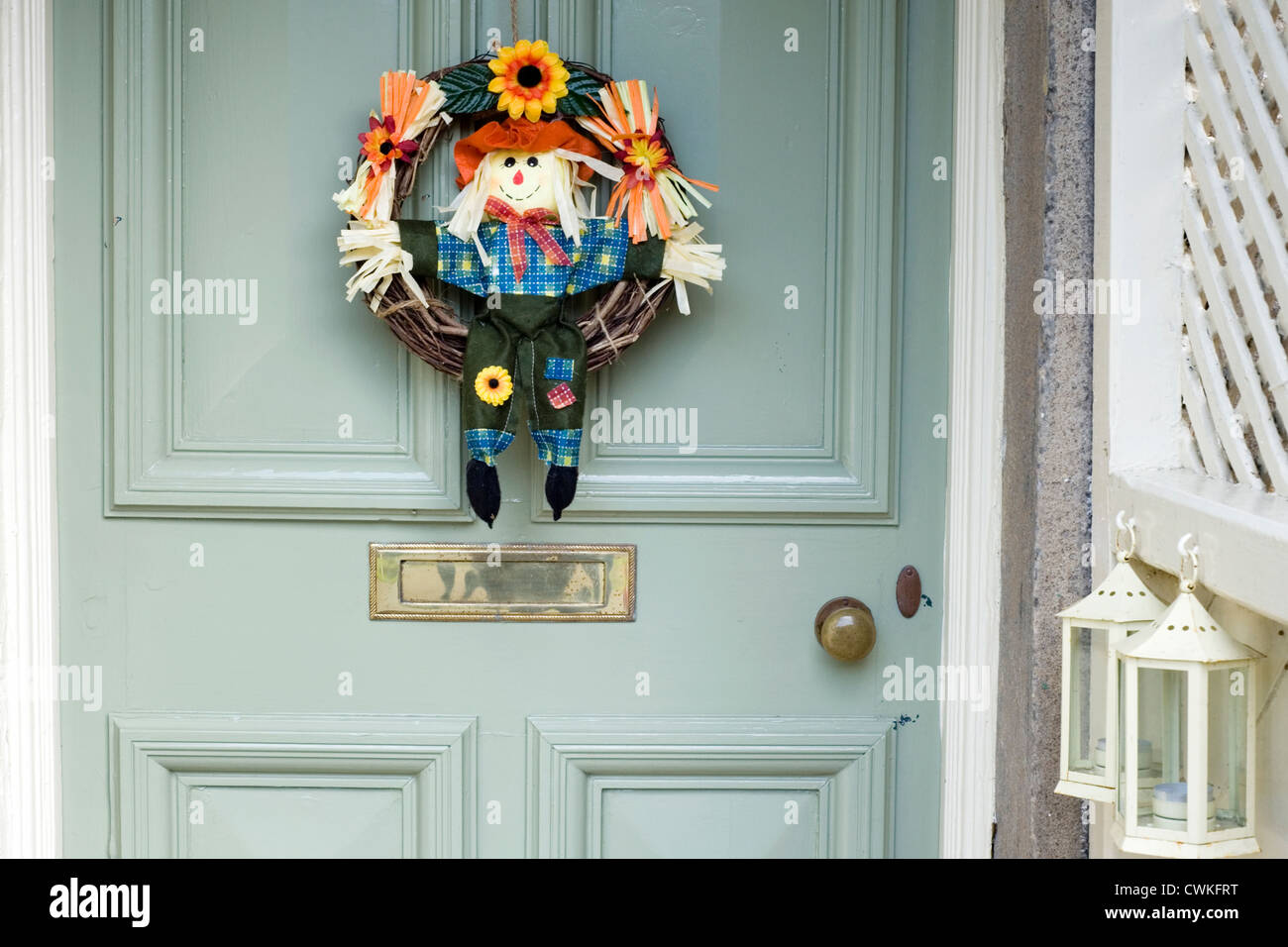 Ghirlanda con lo spaventapasseri design decorazione di una porta anteriore per The scarecrow festival a kettlewell Foto Stock