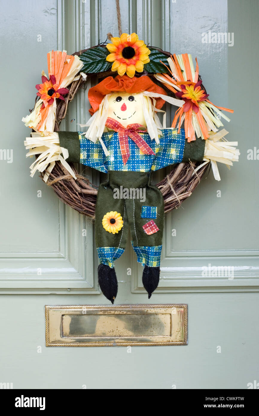 Ghirlanda con lo spaventapasseri design decorazione di una porta anteriore per The scarecrow festival a kettlewell Foto Stock