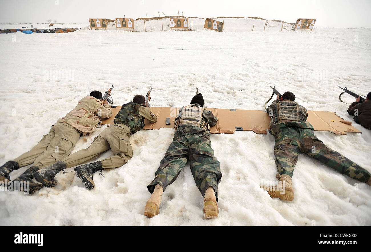 L Esercito nazionale afgano e la polizia nazionale afgana membri fuoco loro AK-47 e M-16 fucili a canna rigata dalla posizione prona nel corso di addestramento alle armi 1 marzo 2012 nel quartiere Nawbahar, provincia di Zabul, Afghanistan. Foto Stock