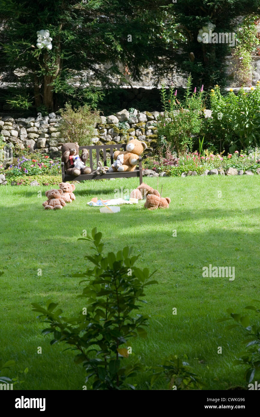 Scarecrows a kettlewell festival raffigurante un orsacchiotto picnic Foto Stock