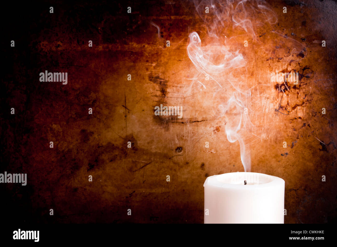 Sentieri di fumo in linee lisce da una soffiata fuori candela con un background vintage Foto Stock