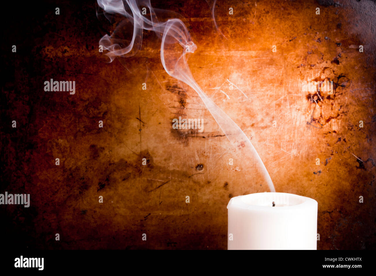 Sentieri di fumo in linee lisce da una soffiata fuori candela con un background vintage Foto Stock