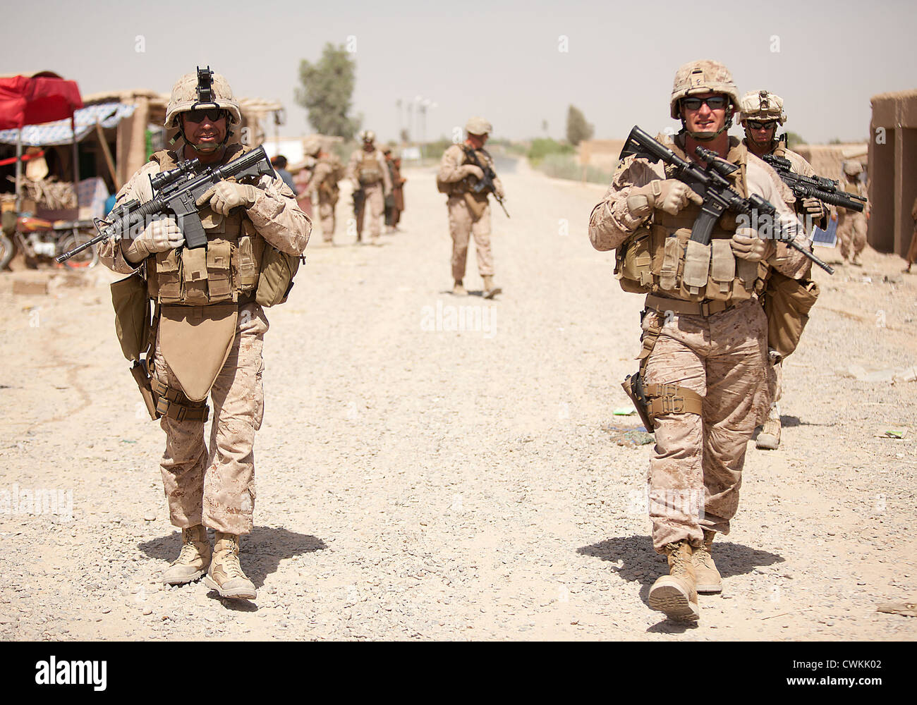 Marines americani patrol attraverso un bazaar Giugno 26, 2012 nel distretto di Nawa, Afghanistan. Foto Stock