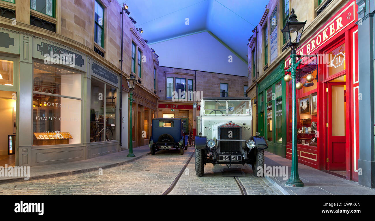 Vecchia strada di Glasgow scena. Interno del Riverside Museum di Glasgow, Scozia. Foto Stock