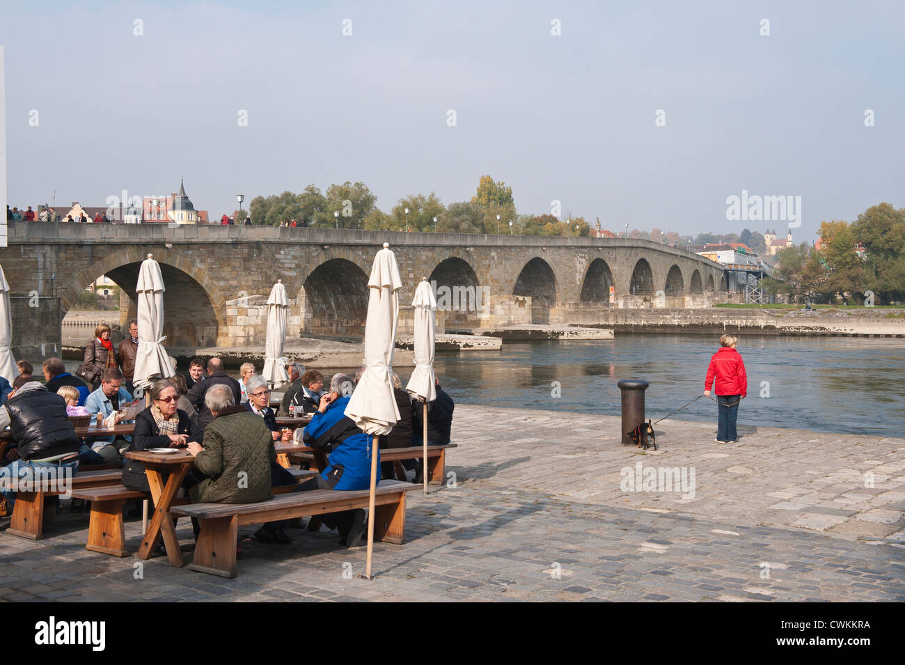 Storica romana Steinerne Brucke (ponte) sopra il Danubio e la salsiccia storico ristorante Kitchen, Regensburg, Germania. Foto Stock