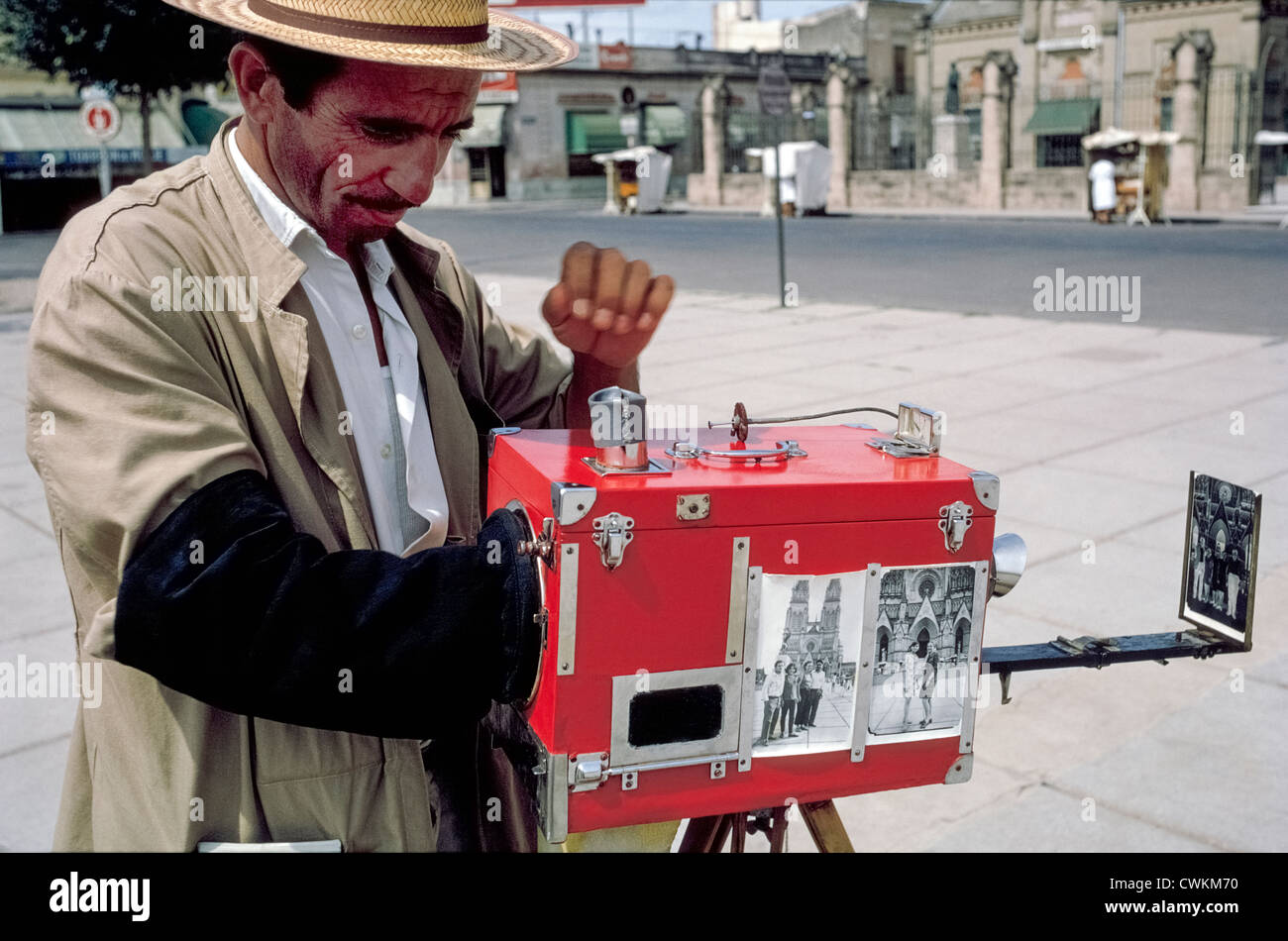 Un fotografo di strada elabora immagini dentro la sua macchina fotografica di turisti che ha preso nella città di Luján nella provincia di Buenos Aires in Argentina, SA. Foto Stock