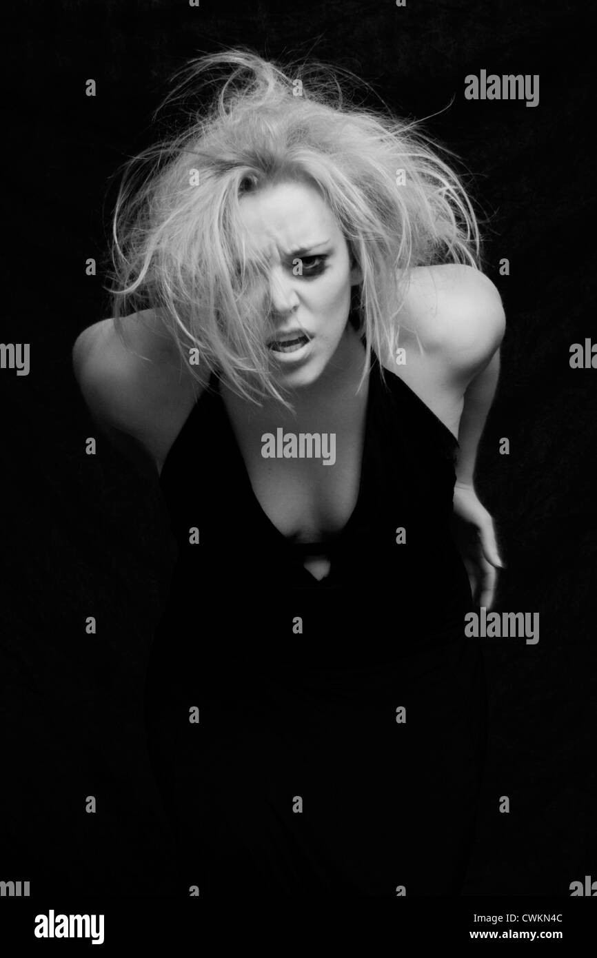 Adirato contro la donna in bianco e nero Foto Stock Adirato contro la donna in bianco e nero Foto Stock