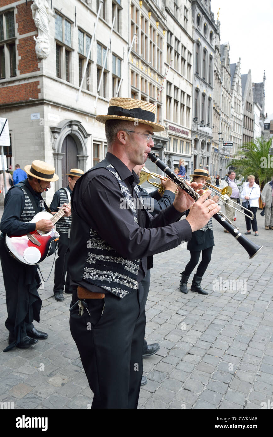 Jazz Band giocando in Grote Markt durante Cultuur Markt, Anversa, provincia di Anversa, la regione fiamminga, Belgio Foto Stock