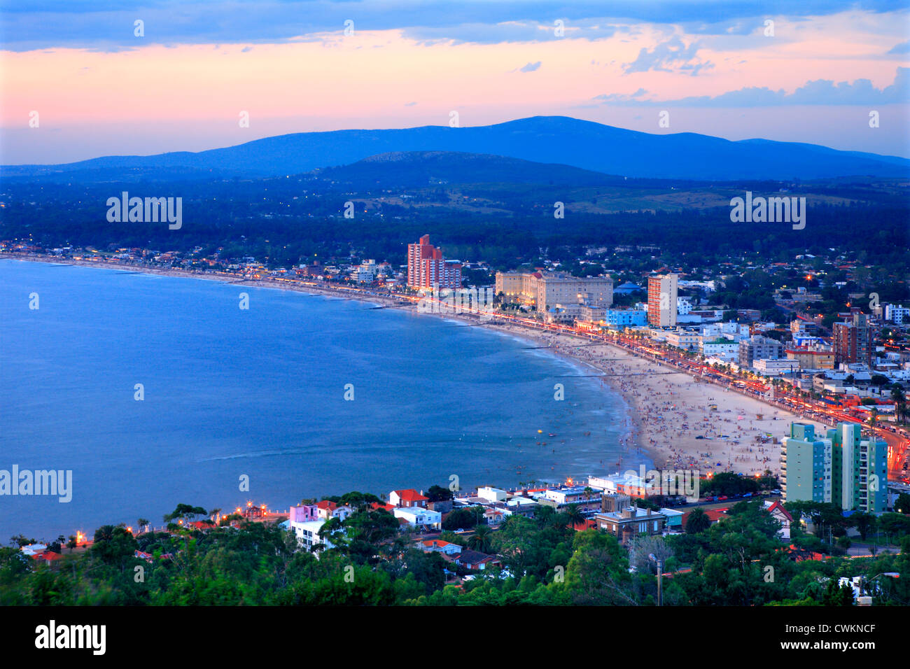 Vista aerea di Piriapolis tra la città e la spiaggia. Maldonado, Uruguay Sud America Foto Stock