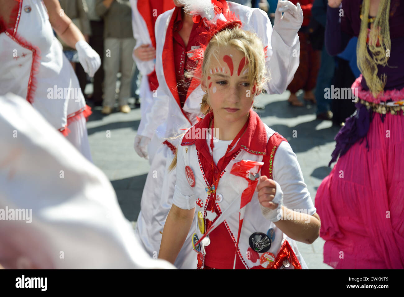 Giovane ragazza in sfilata durante Cultuur Markt, Groenplaats, Anversa, provincia di Anversa, la regione fiamminga, Belgio Foto Stock