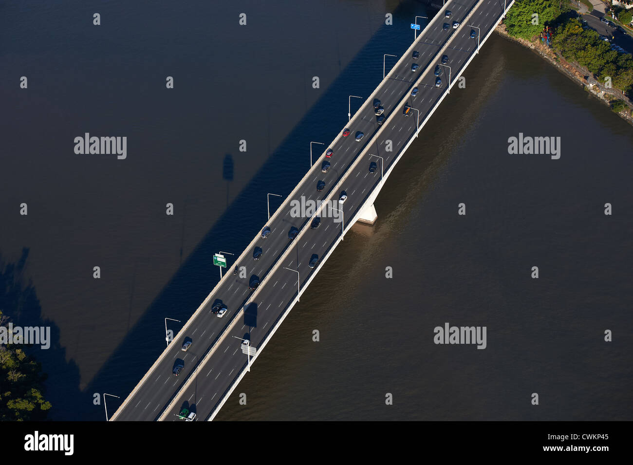 Vista aerea del traffico sul Captain Cook Bridge, South East Freeway, Brisbane Queensland Australia Foto Stock