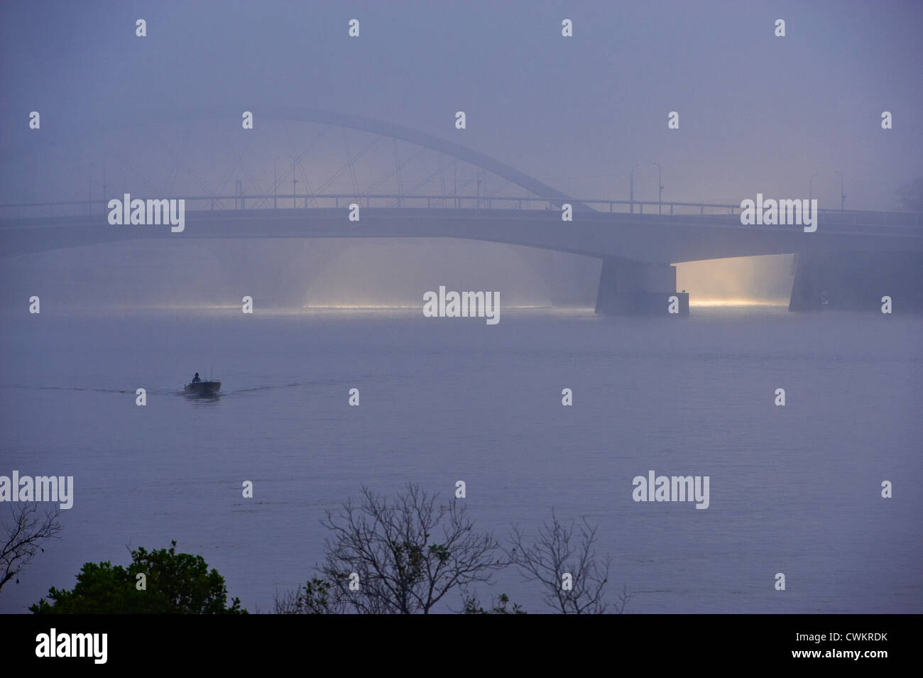 Merivale Bridge, Milton raggiungere il fiume Brisbane nella nebbia mattutina, Brisbane Australia Foto Stock