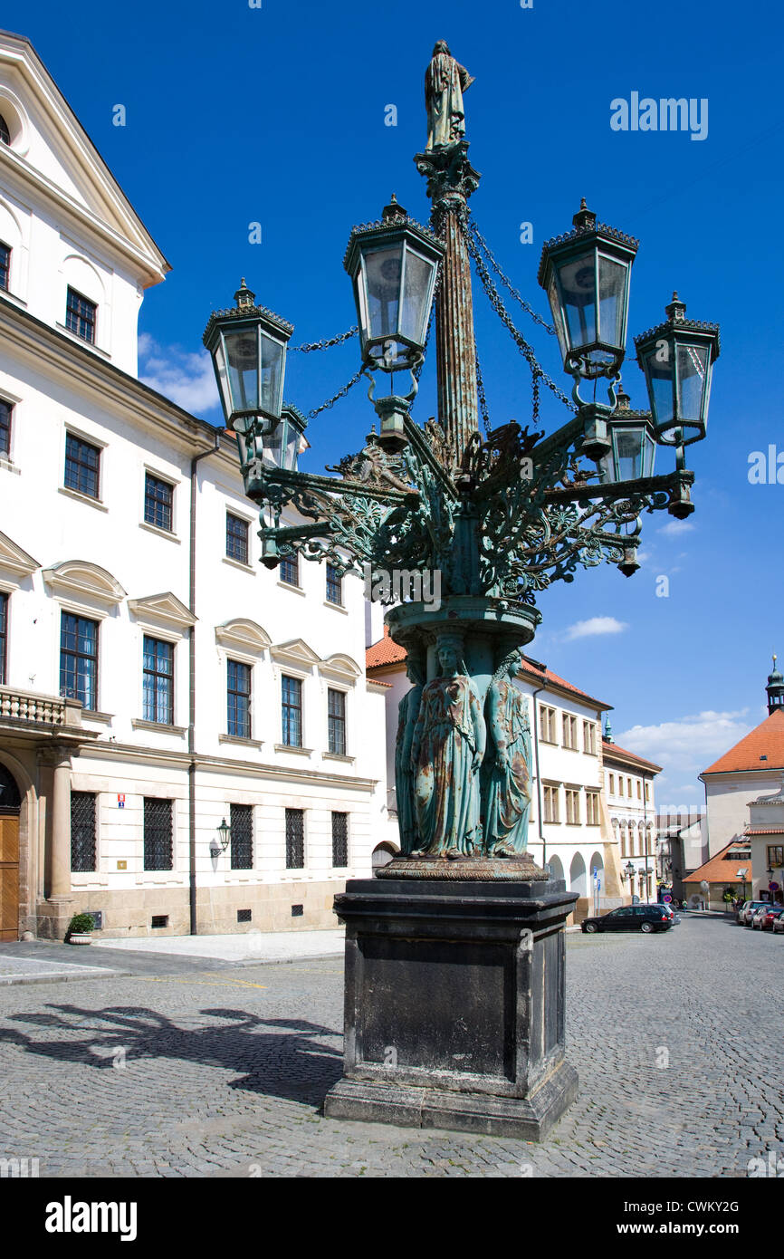 Ministerstvo obrany - hradni straz, plynova lampa, Hradcany (UNESCO), Praha, Ceska republika Foto Stock