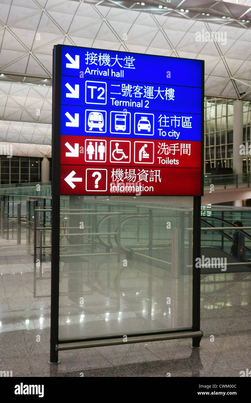 Closeup segnaletica direzionale di aeroporto di Hong Kong Foto Stock