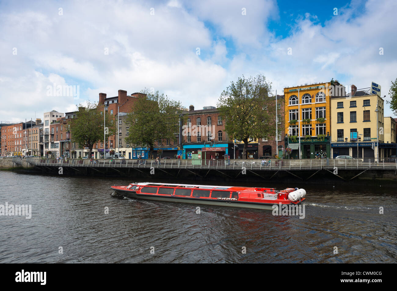 La barca turistica sul fiume Liffey, Dublino Repubblica di Irlanda. Foto Stock