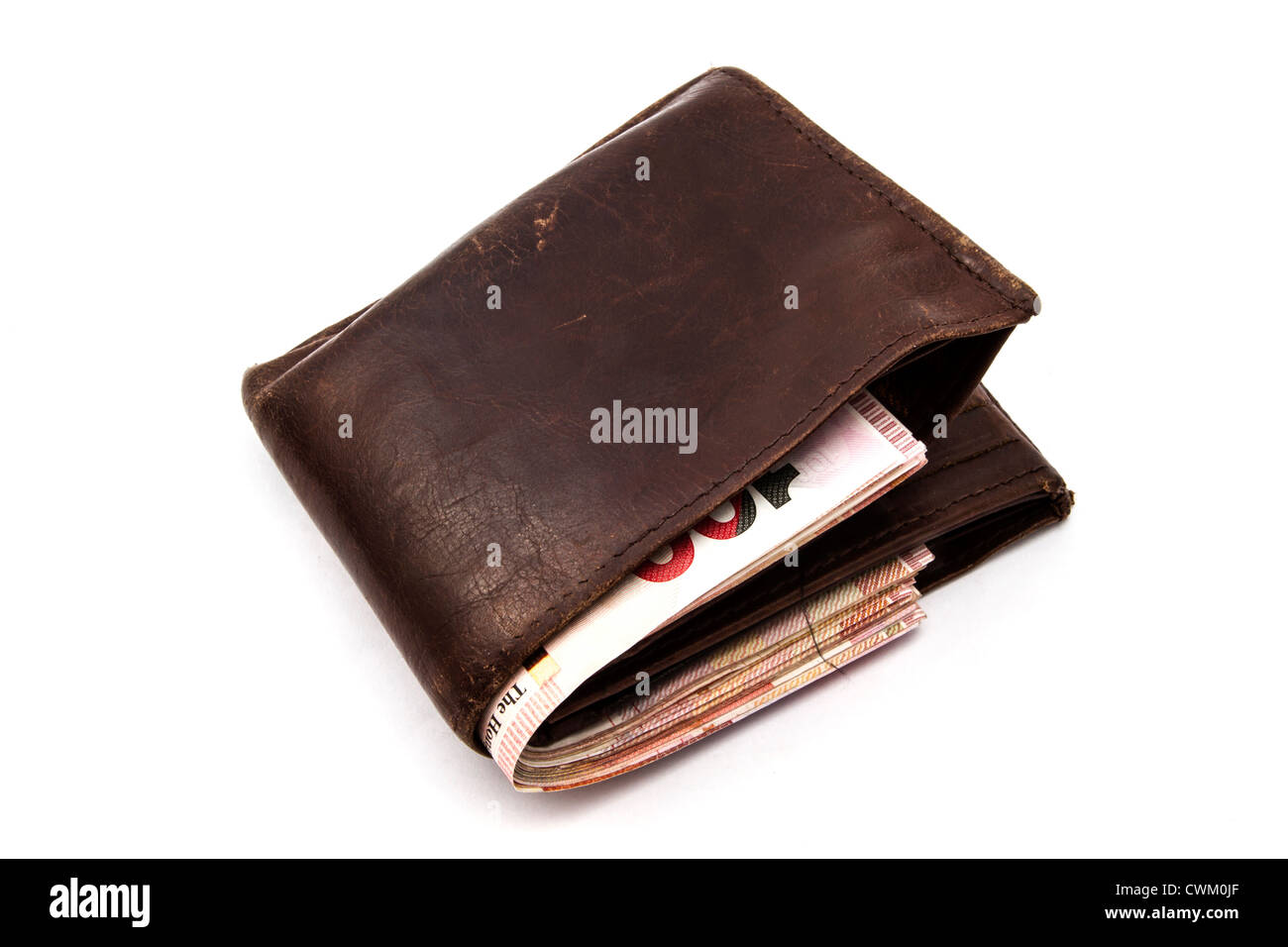 Portafoglio marrone con dollari di HK isolato su bianco Foto Stock