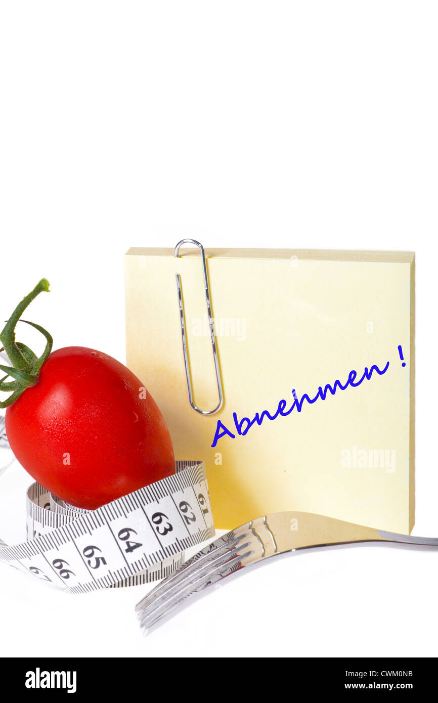 Notepaper giallo con il tedesco iscrizione: Abnehmen! Isolato su sfondo bianco - Concetto di cibo sano e dieta Foto Stock